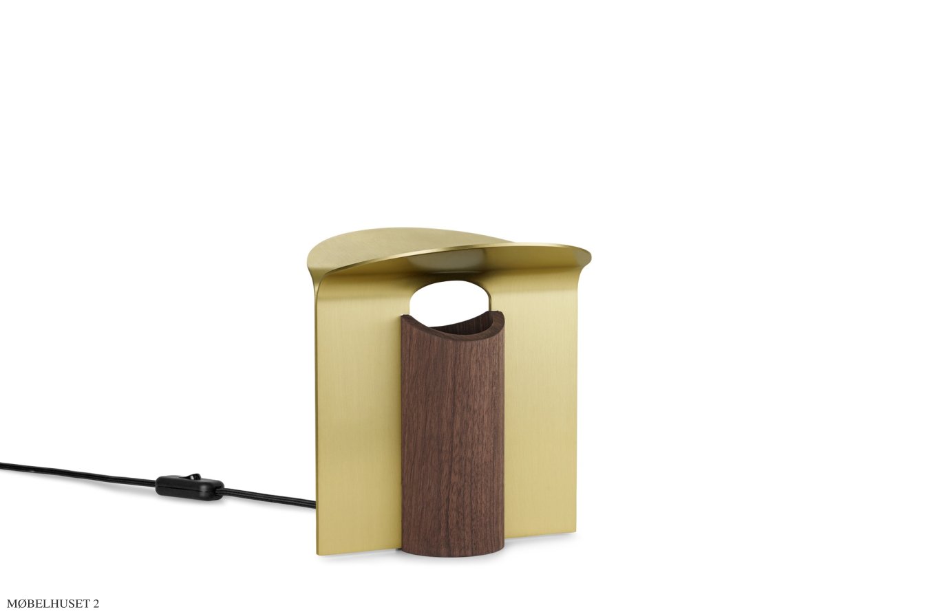 RF200 Petal Lamp, Gestell aus ge�lte Walnuss mit geb�rstetes Messing | Carl Hansen & S�n
