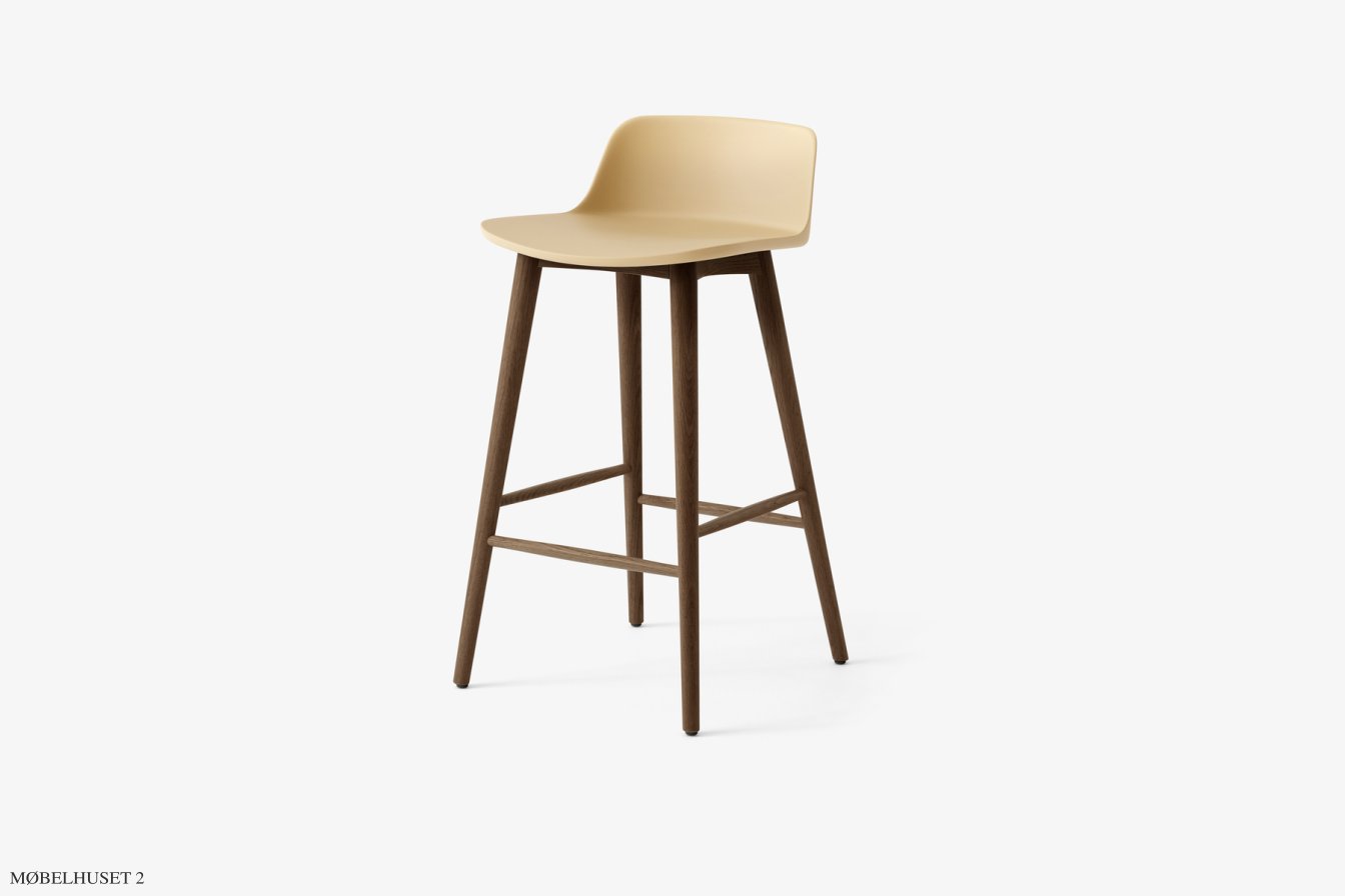 Rely HW118 Thekenhocker mit Kunststoffschale, Walnuss lackiert, Beige Sand | &Tradition