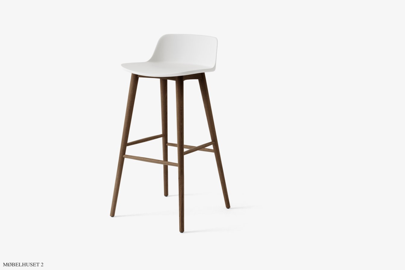 Rely HW123 Thekenhocker mit Kunststoffschale, Walnuss lackiert, White | &Tradition