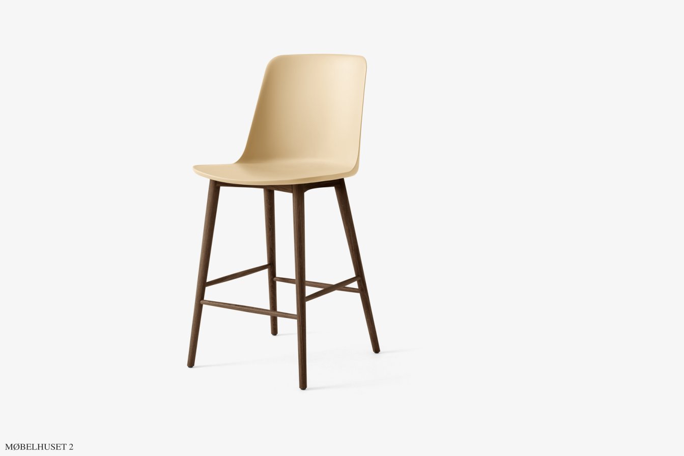 Rely HW128 Thekenhocker mit Kunststoffschale, Walnuss lackiert, Beige Sand | &Tradition