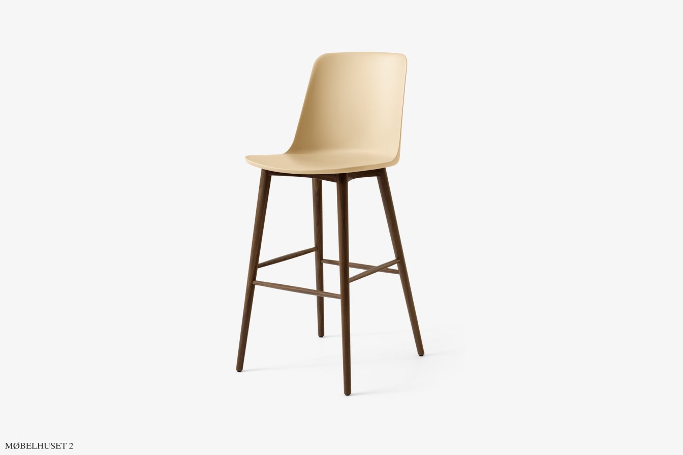 Rely HW133 Thekenhocker mit Kunststoffschale, Walnuss lackiert, Beige Sand | &Tradition