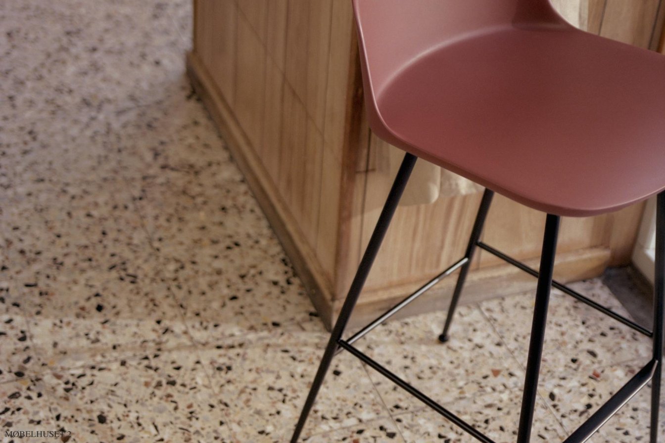 Rely HW81 Thekenhocker mit Kunststoffschale, Ambiente | &Tradition