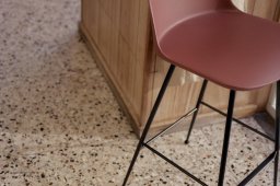 Rely HW81 Thekenhocker mit Kunststoffschale, Ambiente | &Tradition