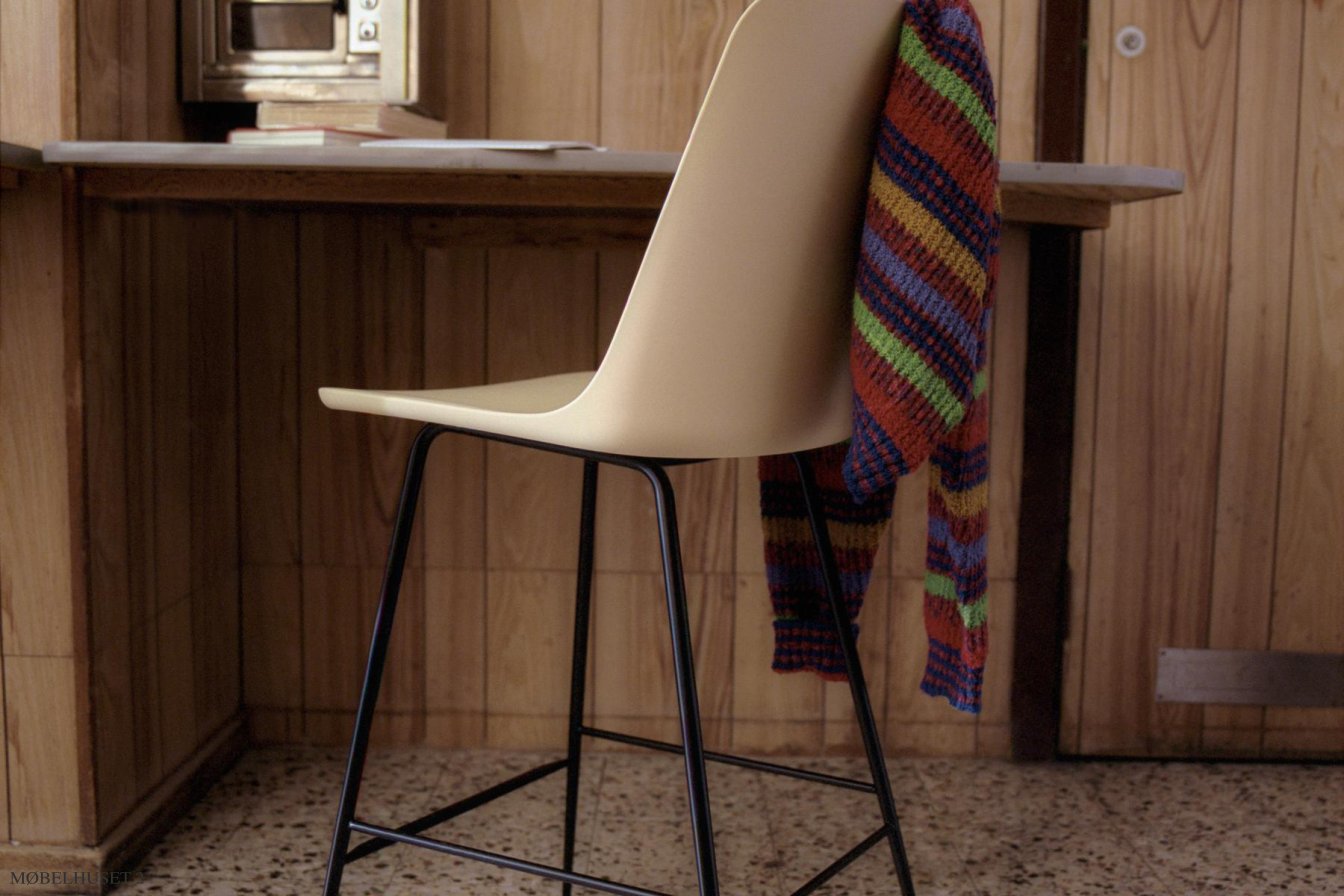 Rely HW91 Thekenhocker mit Kunststoffschale, Ambiente | &Tradition