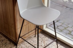 Rely HW96 Thekenhocker mit Kunststoffschale, Ambiente | &Tradition