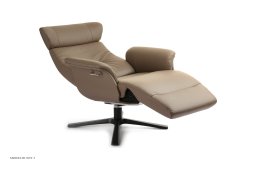 Timeout l�nestol med indbygget fodskammel, Helpolstret, Quattro drejefod sort aluminium, L�der | Meno Elephant 64 | Conform