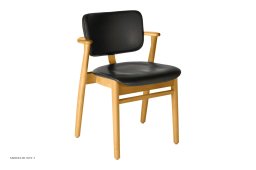 Domus Chair armstol, Birk Honey bejdse | s�de og ryg Prestige l�der sort | Artek