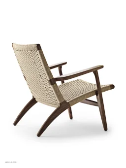 CH25 Lounge Chair | Nussbaum ge�lt mit Naturgeflecht