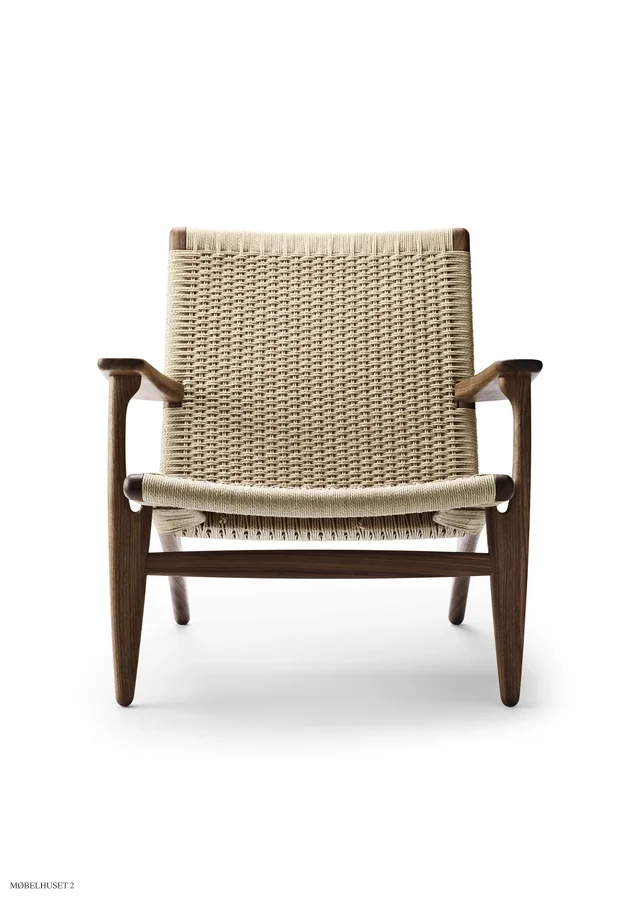 CH25 Lounge Chair | Nussbaum ge�lt mit Naturgeflecht