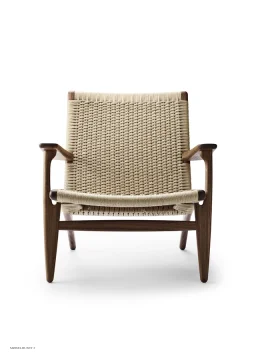 CH25 Lounge Chair | Nussbaum ge�lt mit Naturgeflecht
