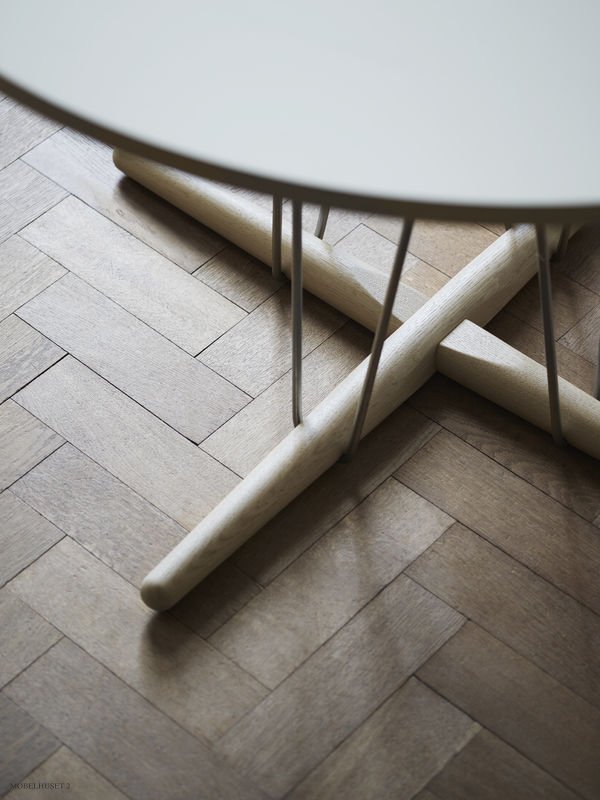 E020 Embrace Tisch