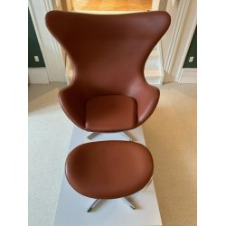 Das Ei mit Hocker aus Leder Aura Cognac  Ausstellungsmodell