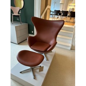 Das Ei mit Hocker aus Leder Aura Cognac  Ausstellungsmodell