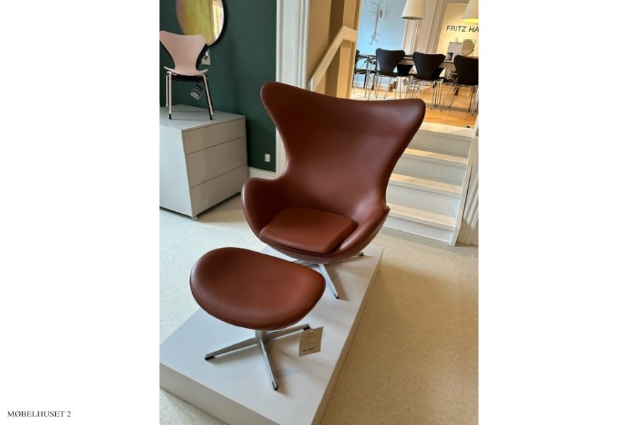 Das Ei mit Hocker aus Leder Aura Cognac  Ausstellungsmodell