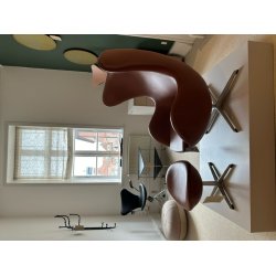 Das Ei mit Hocker aus Leder Aura Cognac  Ausstellungsmodell