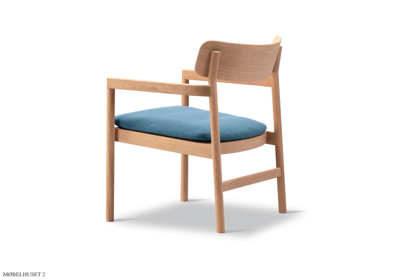 Post Lounge Chair