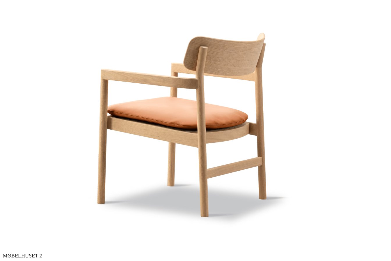Post Lounge Chair