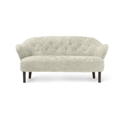 Ingeborg Sofa | Schafsfell | Gerucherte Eiche