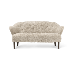 Ingeborg Sofa | Schafsfell | Gerucherte Eiche