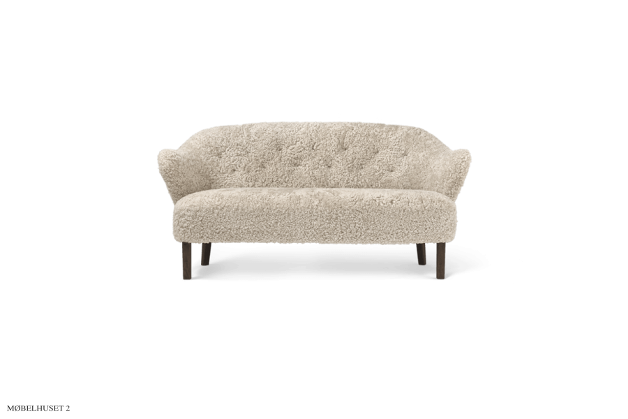 Ingeborg Sofa | Schafsfell | Gerucherte Eiche