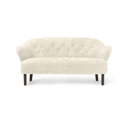 Ingeborg Sofa | Schafsfell | Gerucherte Eiche