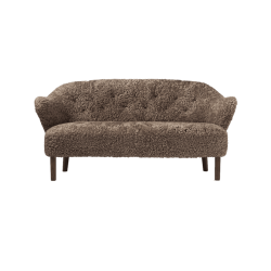 Ingeborg Sofa | Schafsfell | Gerucherte Eiche
