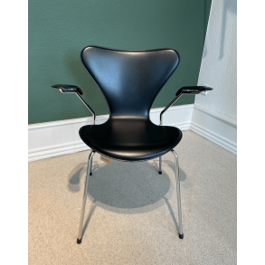 Serie 7 3207 Stuhl mit Armlehne | Arne Jacobsen