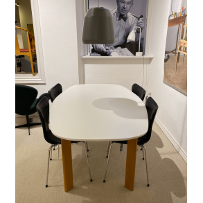 JH63 Analog™ Esstisch + 4 Serie 7™ Stühle