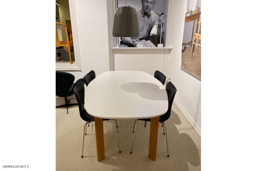 JH63 Analog&trade; Esstisch + 4 Serie 7&trade; St&uuml;hle