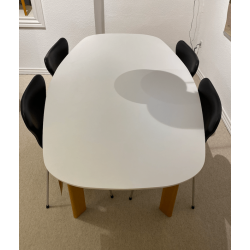 JH63 Analog&trade; Esstisch + 4 Serie 7&trade; St&uuml;hle