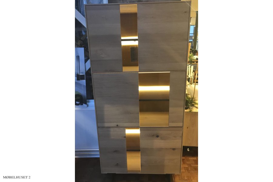 Vitrine Sigma in eiche weissge&ouml;lt | Ausstellungsmodell