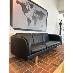 JG Sofa 3-Sitzer, schwarzes Omni-Leder und Beine aus geseifter Eiche | Ausstellungsmodell