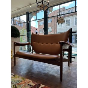 Huptlingssofa | Finn Juhl | 1949 | Walnuss Vegetal Leder | Ausstellungsmodell