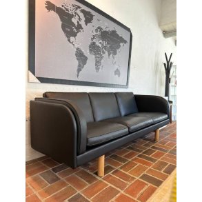 JG Sofa 3-Sitzer, schwarzes Omni-Leder und Beine aus geseifter Eiche | Ausstellungsmodell