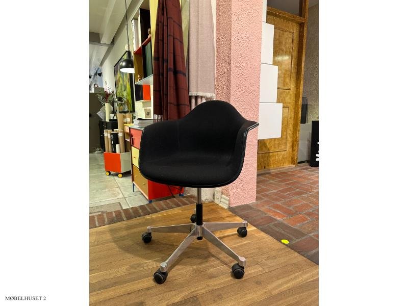 Eames kontorstol med hvid skal og sort stof | Udstillingsmodel