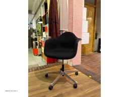 Eames kontorstol med hvid skal og sort stof | Udstillingsmodel