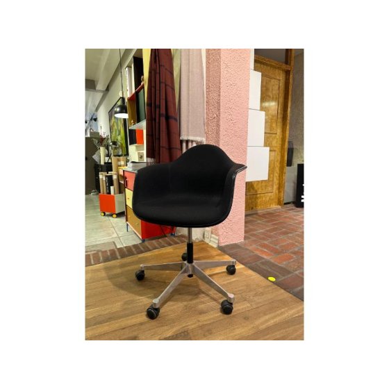 Eames kontorstol med hvid skal og sort stof | Udstillingsmodel