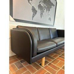 JG Sofa 3-Sitzer, schwarzes Omni-Leder und Beine aus geseifter Eiche | Ausstellungsmodell