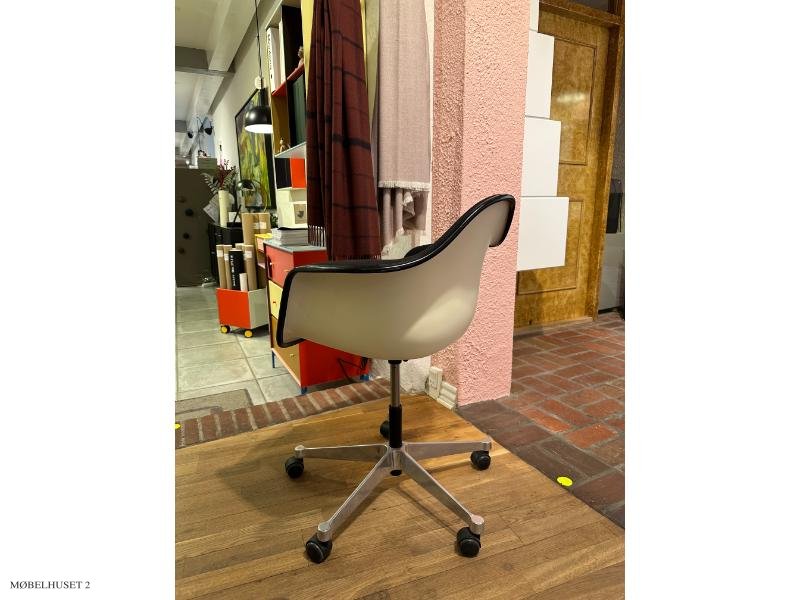 Eames kontorstol med hvid skal og sort stof | Udstillingsmodel