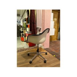 Eames B�rostuhl mit wei�er Schale und schwarzem Stoff | Ausstellungsmodell