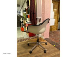 Eames kontorstol med hvid skal og sort stof | Udstillingsmodel