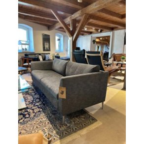 Mogens Hansen 2,5 pers. sofa model 272 Stof: Maple | Udstillingsmodel