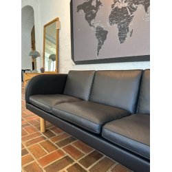 JG Sofa 3-Sitzer, schwarzes Omni-Leder und Beine aus geseifter Eiche | Ausstellungsmodell