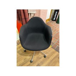 Eames B�rostuhl mit wei�er Schale und schwarzem Stoff | Ausstellungsmodell