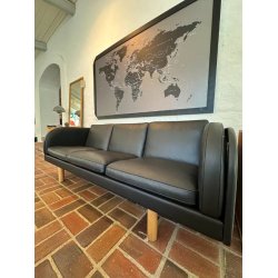 JG Sofa 3-Sitzer, schwarzes Omni-Leder und Beine aus geseifter Eiche | Ausstellungsmodell