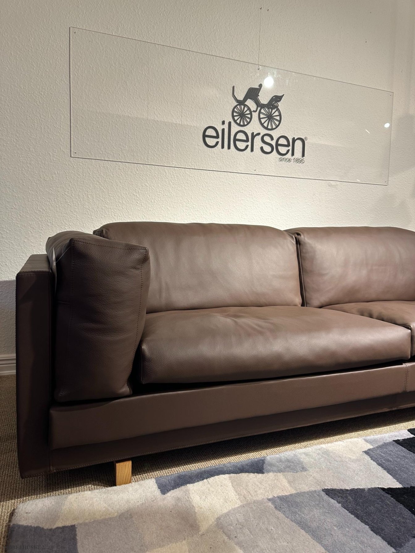 Eilersen Tub 3. pers. sofa | Texas m�rkebrun l�der | Udstillingsmodel