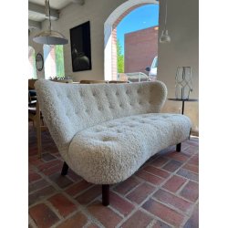 Little Petra 2-Sitzer Sofa mit Moonlight Lammfell | Ausstellungsmodell