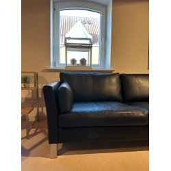 Mogens Hansen  2,5 pers. sofa model 982 med sort Premium l�der | Udstillingsmodel