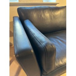 Mogens Hansen  2,5 pers. sofa model 982 med sort Premium l�der | Udstillingsmodel