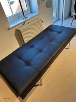 Nielaus AV57 daybed sort Rancho l�der og b�rstet st�l | Udstillingsmodel
